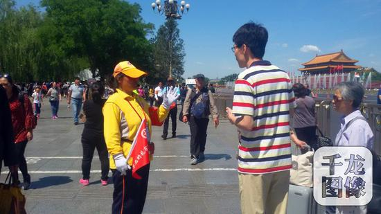 　　2017年5月14日至15日，在“一带一路”国际合作高峰论坛期间，全市9000名公共文明引导员全员上岗服务。图为引导员为游客指路。首都文明办供图