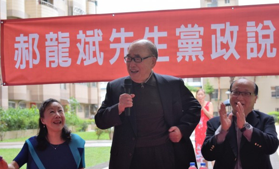 台前“行政院长”郝柏村到台中市，替儿子郝龙斌拉票。（来源：台媒资料图）