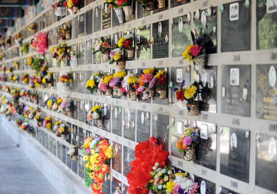 　　3月31日，北京万安公墓举行开放日活动，向公众零距离展示公墓服务全过程，宣传殡葬法规，宣传优秀殡葬文化，引领殡葬新风尚，积极改变殡葬行业的封闭性。视觉中国供图