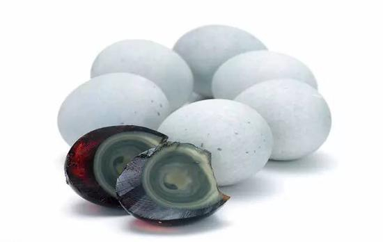 　　部分上海人对这些所谓苏北特征的敏感度，常出人意料。韩起澜 Subei people in Shanghai 书中一则采访案例很具代表性：80 年代，上海某女在未婚夫家吃到一盘八个皮蛋的菜肴后，取消了婚约。在她看来，皮蛋是一种精细品，只能小量上菜，八个超出了她所能承受的心理底线，如此不讲究，一定是苏北人，这婚结不得。