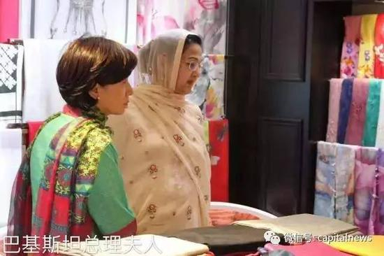 　　让秀水街市场的商户印象深刻的是，在“一带一路”高峰论坛开幕式结束后不久，土耳其总统夫人便匆忙赶到秀水街。一个半小时的时间内，偏爱中国元素的土耳其总统夫人一口气购买了42件“中国风”女装和9款女包。在购物途中，总统夫人还被来京观光的土耳其游客认出，总统夫人现场与游客们亲切合照。