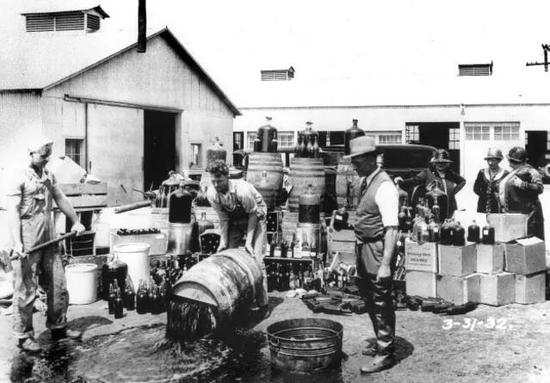 执法人员查封了一家非法酒厂