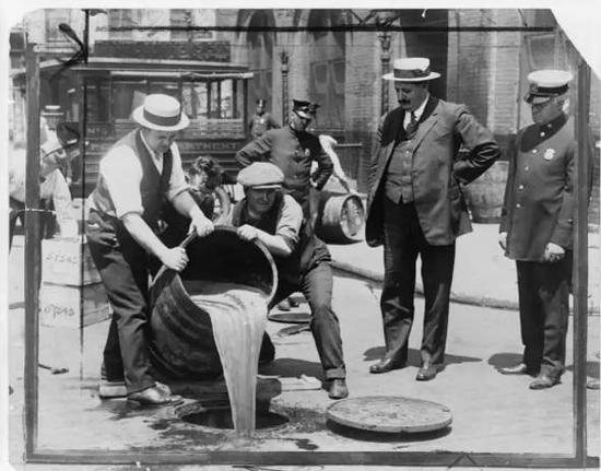 禁酒令时期人们在倾倒酒