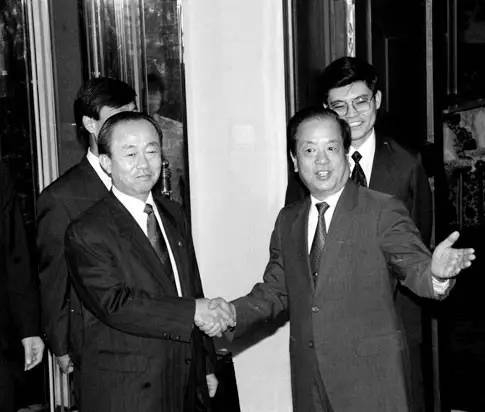 　　1992年8月23日，国务委员兼外交部长钱其琛（前右）在钓鱼台国宾馆同来访的韩国外务部长官李相玉亲切握手。（资料图片）
