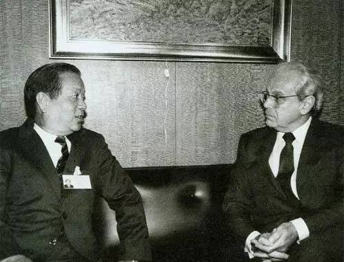 　　1988年9月，联合国秘书长德奎利亚尔在联合国总部会见出席联合国大会的中国外交部长钱其琛。（资料图片）1988年9月，联合国秘书长德奎利亚尔在联合国总部会见出席联合国大会的中国外交部长钱其琛。（资料图片）