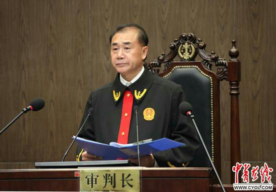 图为庭审现场。