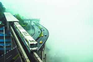 重庆轻轨在公寓楼穿梭 图@视觉中国