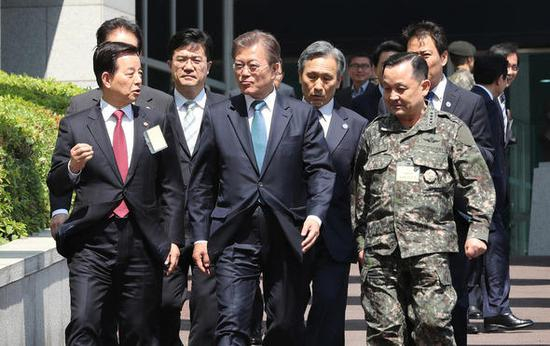 5月17日，韩国总统文在寅出面巡视国防部。