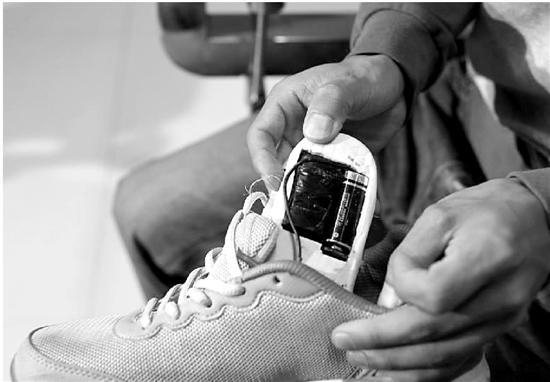  “气功大师”在鞋里安装了小型发电装置，发功时自己也被电。