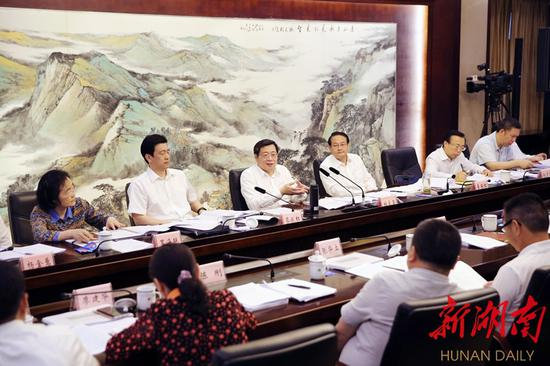 　　5月26日下午，杜家毫在长沙主持召开座谈会，听取马栏山片区规划建设情况汇报并讲话。记者 罗新国 摄