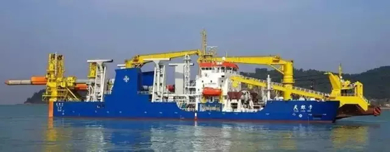 “天鲸号”是由招商局重工（深圳）建造的中国首艘超大型自航绞吸式挖泥船。&nbsp;