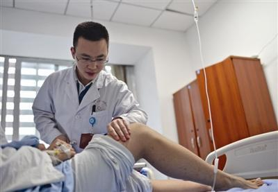 医生正在为李盛鹏做检查