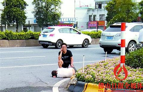 戴眼镜的年轻男子守在女子身旁打电话。/目击者钟先生供图