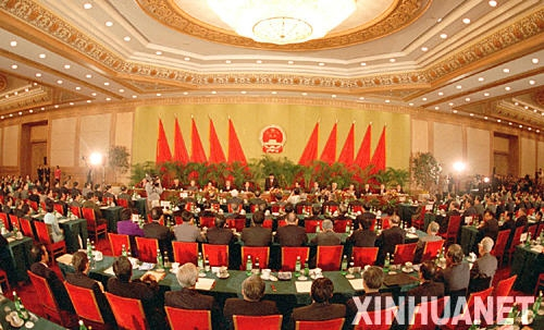 　　图为1996年1月26日，香港特别行政区筹备委员会在北京成立。这个由全国人民代表大会设立的机构负责筹备成立香港特别行政区的有关事宜，规定香港特别行政区第一届政府和立法会的具体产生办法。 新华社发