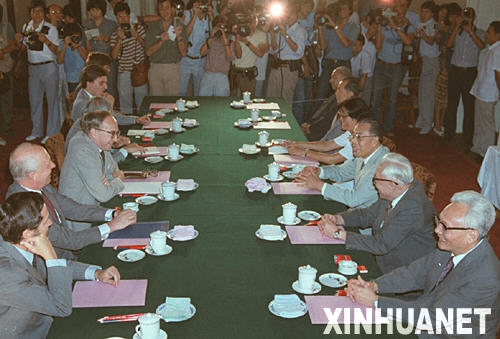 　　图为1983年7月25日，外交部副部长姚广率中国政府代表团与英国驻华大使柯利达为首的英国政府代表团在北京就中英香港问题第二阶段会谈举行第二次会议。 新华社发