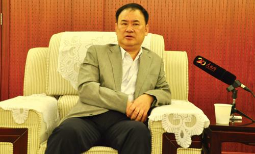 王郡里少将接受人民网专访。邱越摄