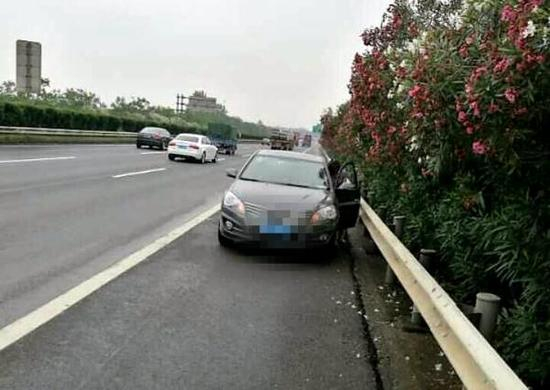 涉事女司机把车停在应急车道上。