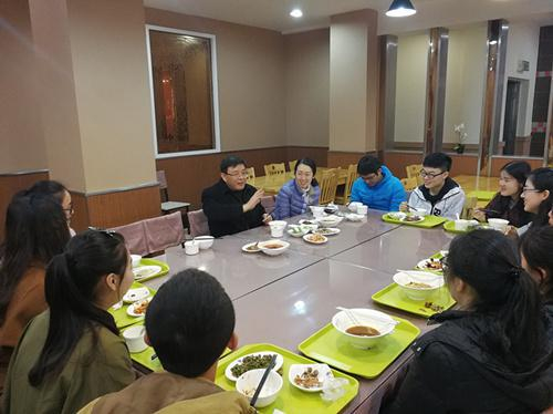 西南大学文学院教授午餐会。