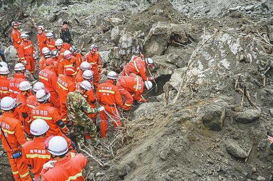 6月25日，四川消防救援官兵正在搜救。 资料图