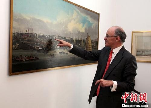 　　近日，英中贸易协会主席、怡和集团执行董事詹姆斯·沙逊勋爵接受中新社记者专访。他向记者介绍怡和集团会议室内的一幅油画，描绘的是19世纪广州码头风貌。 中新社记者 周兆军 摄