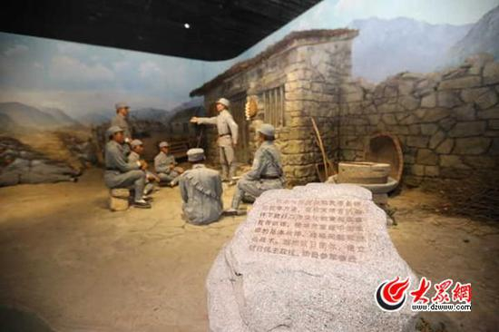 纪念馆还原抗大一分校学员在沂蒙山区进行文化和军事教育的情景。