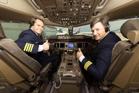 ▲俄罗斯飞行员 图片来源careerist.ru