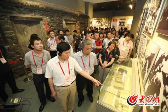 “2017北京网络媒体红色故土行”采访团在大青山胜利突围纪念馆参观。