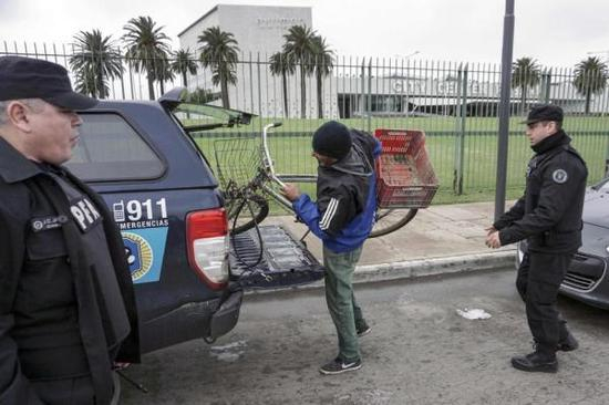 ▲警方驱赶流浪汉。