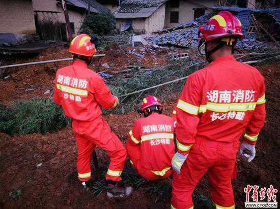 宁乡消防官兵负责对山体滑坡位置掩埋的房屋进行搜救和救援。