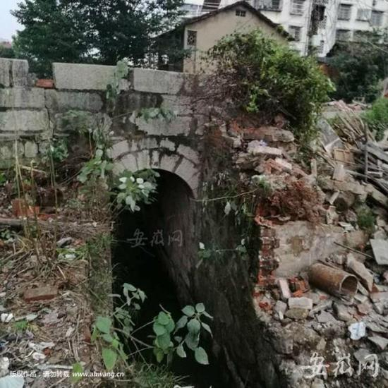 位于宣城市区北城区一处古城墙水门遗址被拆除。安徽网 图