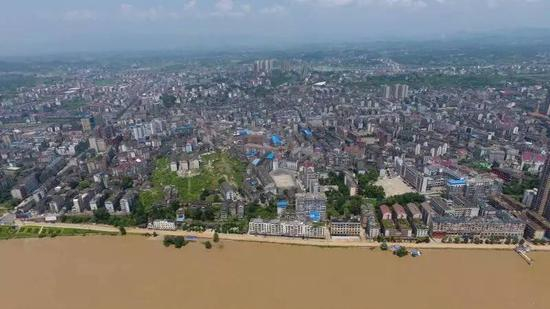 航拍湖南新化县城，长江支流资江穿城而过。新京报记者王飞 摄