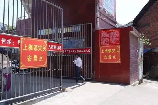 位于新化县十五中的上梅镇灾民安置点。新京报记者王飞 摄