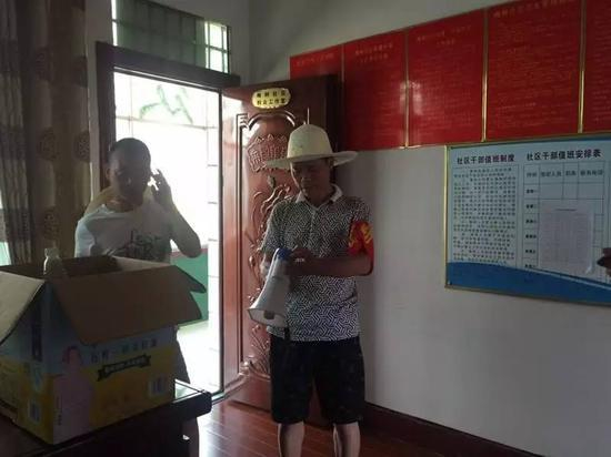 7月3日，梅树村村支书罗孝坤在值勤。新京报记者安钟汝 摄