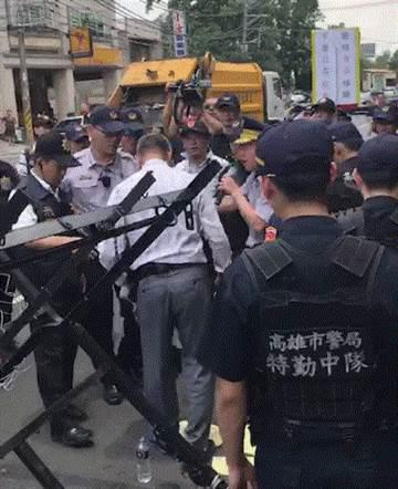 反年改抗议群众200多人在场外与维安警力对峙。（网络图）