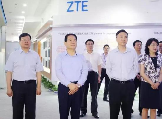 魏民洲（左二）和赵红专（左一）