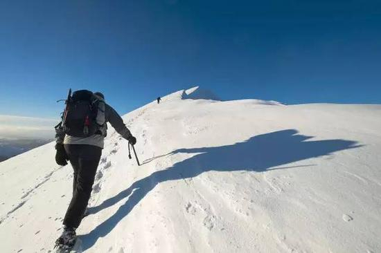 如今买房成了一种挑战，举步维艰