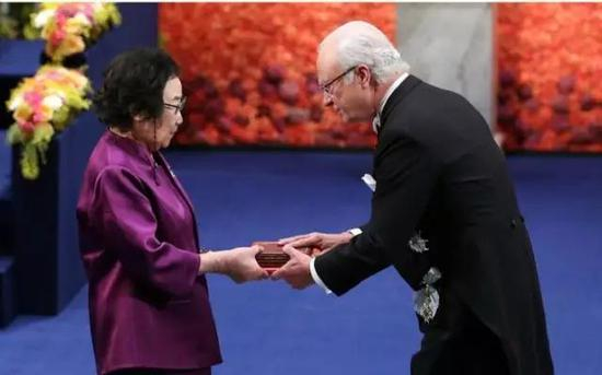 　　在瑞典首都斯德哥尔摩音乐厅举行的2015年诺贝尔奖颁奖仪式上，中国科学家屠呦呦领取了诺贝尔生理学或医学奖。