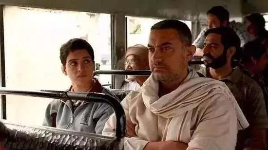 电影《摔跤吧！爸爸》视频截图。图片来自网络