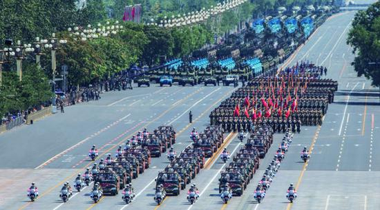 　　↑2015年9月3日，中国人民抗日战争暨世界反法西斯战争胜利70周年纪念大会在北京隆重举行。新华社记者查春明摄