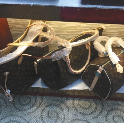 在位于广州白云皮具城附近的一栋6层破旧小楼中，老田的“线下店”展示高仿包。