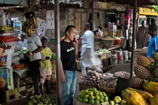 在尼日利亚第二大城市卡诺的这个当地市场，中国人经常光顾。
