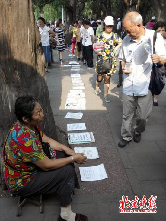 每一块纸板都做成A4纸大小，并排放在地上，远远看去更像是劳务市场。
