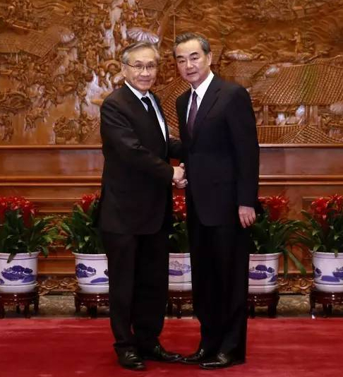 　　▲资料图片：2017年5月14日，外交部长王毅（右）在北京会见来华出席“一带一路”国际合作高峰论坛的泰国外长敦。（外交部官网）