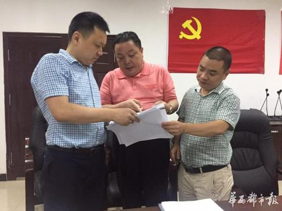 周渔（右一）向仁寿县文化市场执法大队提交控告函。华西都市报 图