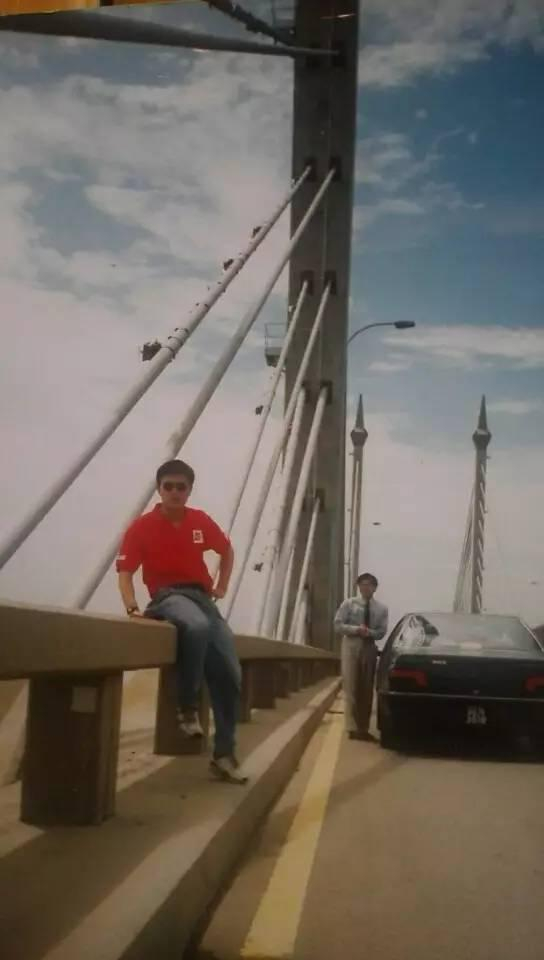 年轻时在国外工作的郭利。