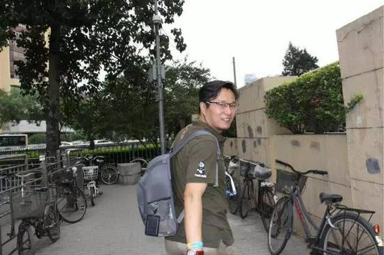 郭利，在9年前的三聚氰胺奶粉事件中，因坚持维权被称为“结石宝宝父亲”。