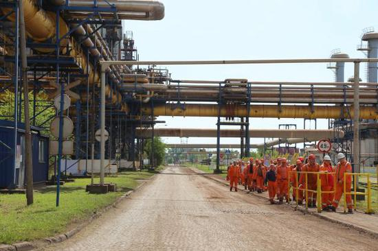 资料图：这是在塞尔维亚河钢（塞尔维亚）钢铁有限公司厂区内拍摄的工人们。新华社记者王慧娟摄