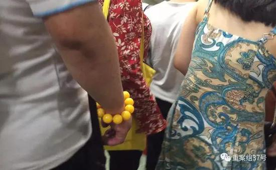 ▲这名男子碰触另一位女士的臀部。 &nbsp; &nbsp; &nbsp;新京报记者 大路 摄