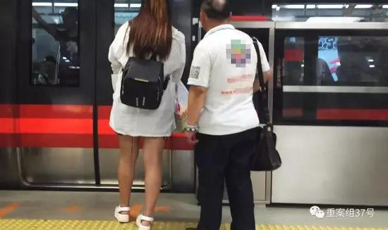 ▲7月16日，被中年秃顶、戴着黄色手链男子盯上的女乘客。 &nbsp; &nbsp; &nbsp;新京报记者 大路 摄