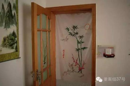 　　▲8月29日，“白银连环强奸杀人案”第一起案件受害人白某父亲的家中，白某当年亲手制作的一件刺绣门帘挂在小卧室的门上。1988年，白某遇害，这些年她的父亲一直把这件门帘挂在小卧室的门上。新京报记者 吴江 摄